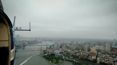 Manhattan Finansal Bölgesi, New York, ABD üzerinde uçan bir helikopterin arkası.