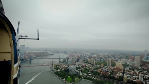 Baksidan av en helikopter som flyger över Manhattan Financial District, New York, USA — Stockvideo