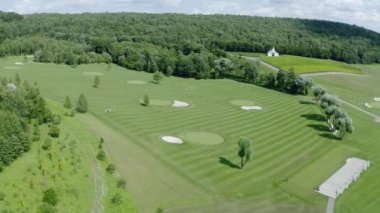Yazın golf kulübünün üzerinde uçan hava aracı, güneş ışığı...