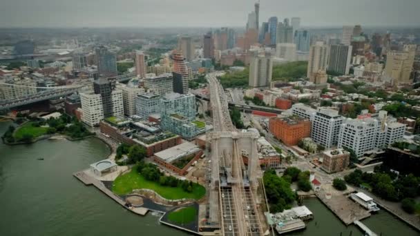 Foto aérea de Brooklyn Bridge con Brooklyn City en segundo plano — Vídeos de Stock