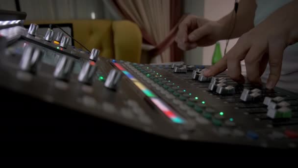 Nahaufnahme von Hand Sound Producer, der ein Musikmischpult mit Schneidewerkzeugen im Konzert verwendet — Stockvideo