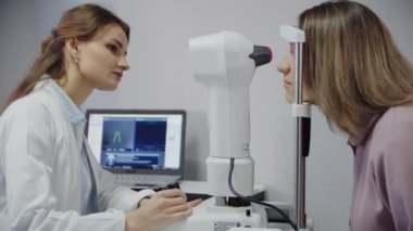 Göz doktoru hastaların gözlerini muayene eder ve sonra kameraya bakar. Görüntüyü kapat