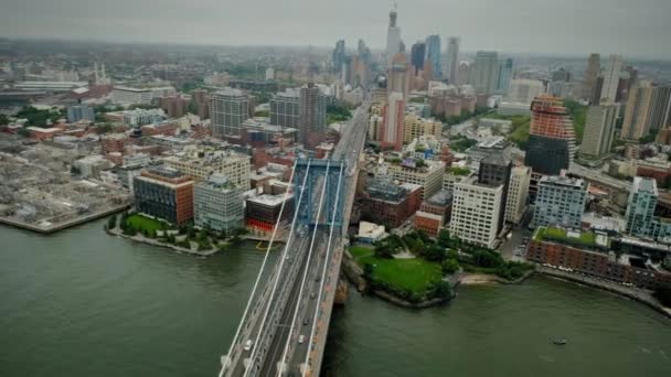 Повітряні кадри мосту Джорджа Вашингтона з Брукліном на задньому плані. — стокове відео