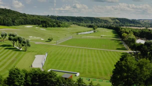 Luchtfoto drone beelden van vliegen over golfclub in de zomer, zonlicht — Stockvideo