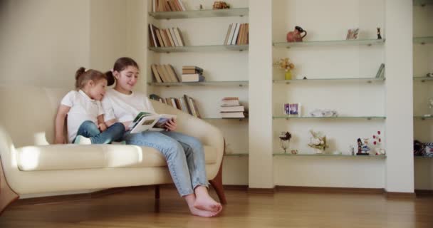 Mamma tar med en hund i en låda och barnen springer till henne. — Stockvideo