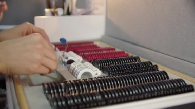 Gözlükleri test ediyorum. Doktor, dava çerçevesi için gerekli lensleri merceklerle seçiyor. Kapat.