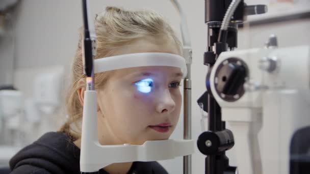 Fiatal lány egy szemész fogadásán, a látását ellenőrzi. Közelről. — Stock videók