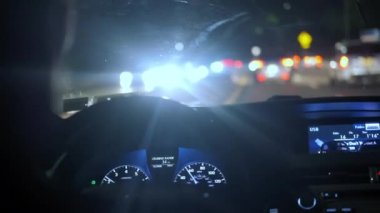 Sürücüler, gece yolundaki direksiyona ve geçen arabaların parlaklığına el sürerler..