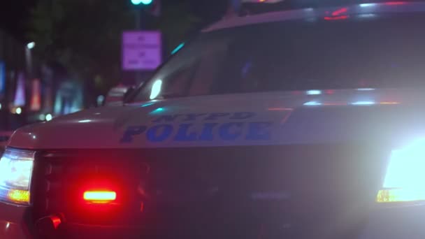 Politieauto lichten knipperen Politieauto sirene op de buurt. Close-up zicht — Stockvideo
