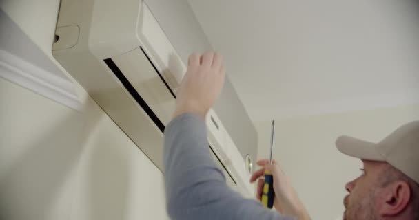 Klimatechniker setzen Schraubenzieher ein, um die Klimaanlage zu reparieren. — Stockvideo