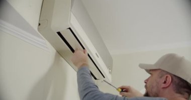 Hava servis teknisyenleri klimayı tamir etmek için tornavida kullanır. Yavaş çekim