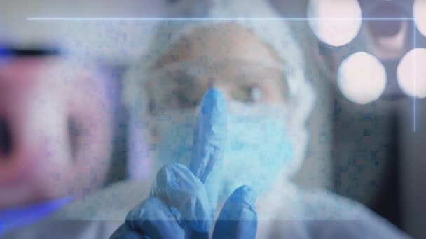 El médico analiza el virus COVID-19 utilizando una pantalla holográfica de realidad aumentada que interactúa en una interfaz virtual. — Vídeos de Stock