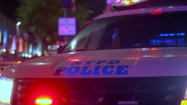 Politieauto lichten knipperen Politieauto sirene op de buurt. Close-up beelden — Stockvideo