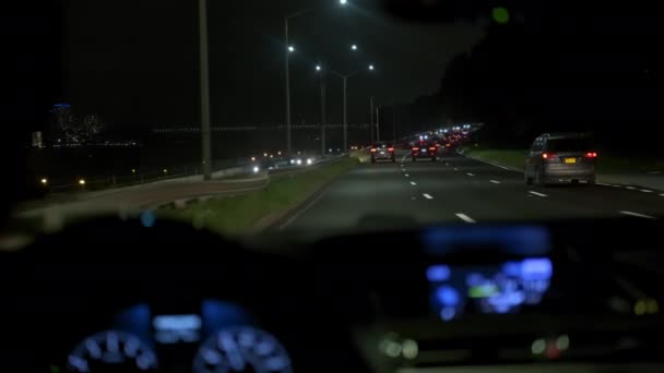 Los conductores dan la mano en el volante de la carretera nocturna y el resplandor de los coches que pasan. motin lento — Vídeos de Stock