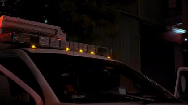 Dos luces de vehículos de la policía parpadeando sirena de coche de la policía en el barrio. Imágenes de primer plano — Vídeos de Stock