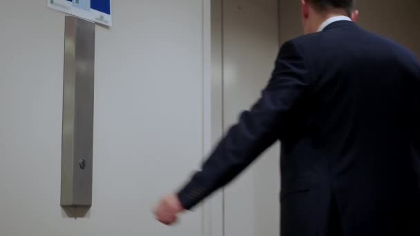 Манс вручную нажимает кнопку лифта, чтобы подняться. — стоковое видео
