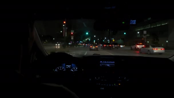 I conducenti mano sul volante della strada notturna e il bagliore di auto di passaggio. filmato lento motin — Video Stock