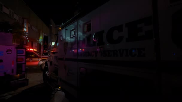 Luci del veicolo della polizia lampeggiante sirena auto della polizia sul quartiere. Filmato vista laterale — Video Stock