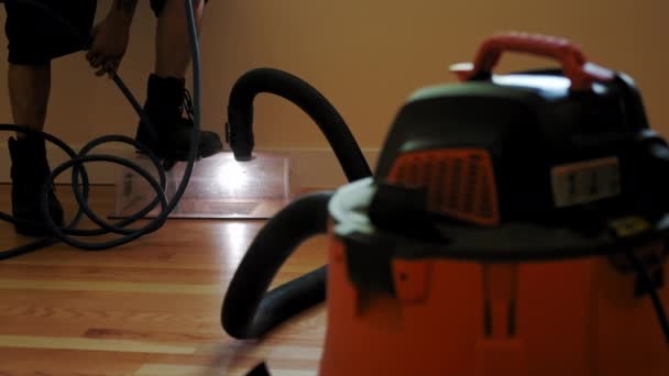 Domácí úklidové služby, ventilace čistič muž při práci s nářadím. Zpomalit široký záběr — Stock video