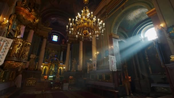 El rayo de luz solar ilumina los rostros de los santos en la Iglesia Ortodoxa. Mueve la cámara. Ivano 28 octubre 2021 Ukraina — Vídeo de stock