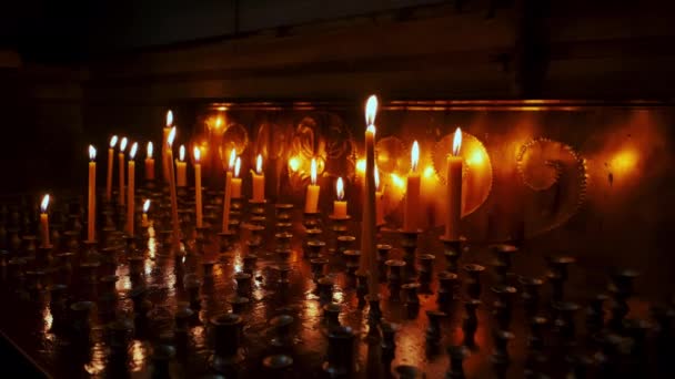 Vista de cerca de las velas ardiendo en la iglesia ortodoxa. — Vídeos de Stock
