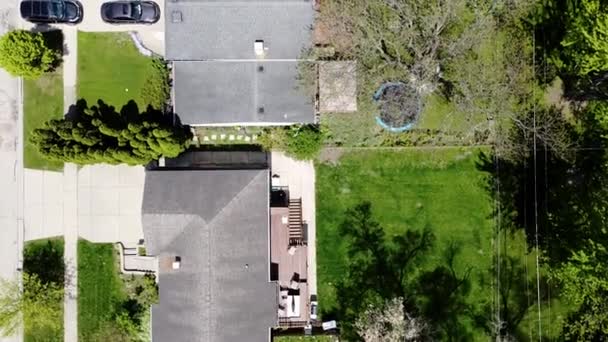 ТОП Воздушный беспилотник вид пригородного района с идентичными богатыми виллами друг друга — стоковое видео