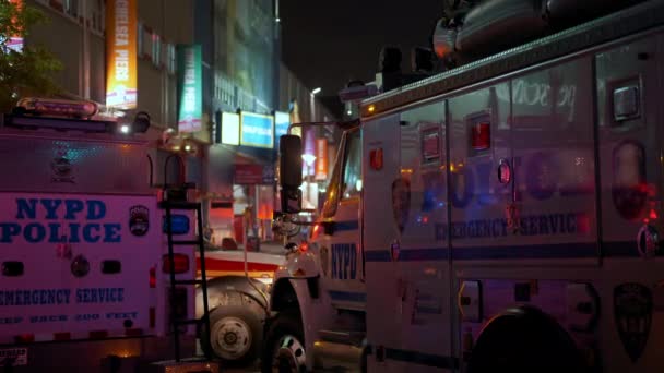 Luzes do veículo da polícia piscando sirene do carro da polícia na vizinhança. Em Nova Iorque. 10 de setembro de 2021 EUA — Vídeo de Stock