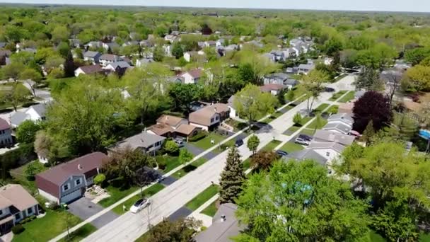 Amplio Drone aéreo disparó barrio suburbano con idénticas villas ricas entre sí — Vídeo de stock