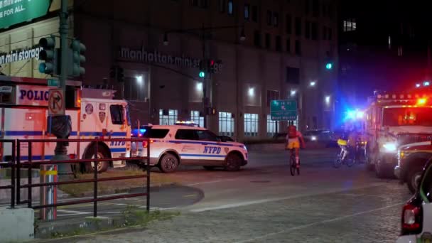 Luzes do veículo da polícia piscando sirene do carro da polícia na vizinhança. NY 10 set 2021 EUA — Vídeo de Stock