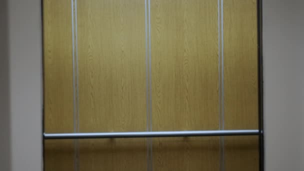 Man trycker på hissknappen för att flytta upp. Långsamma rörelser — Stockvideo