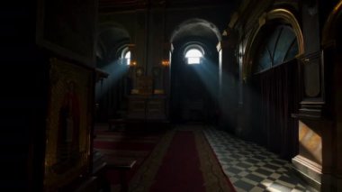 Güneş ışığı, Ortodoks Kilisesi 'ndeki azizlerin yüzlerini aydınlatır. Ivano 28 Ekim 2021 Ukrayna.