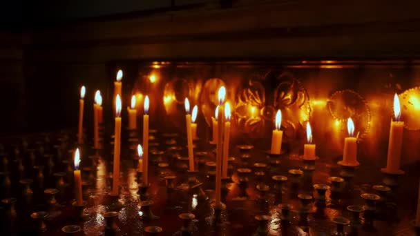 Blisko widoku. Świece płonące w cerkwi prawosławnej. — Wideo stockowe