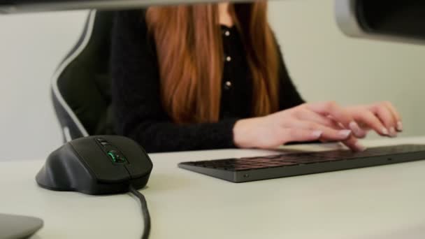 Veq 를 닫고 여자 손으로 마우스를 스크롤하고 컴퓨터 책상에 있는 키보드로 텍스트를 입력 합니다. 온라인으로 정보를 찾거나 소셜 네트워크로 검색하거나. — 비디오