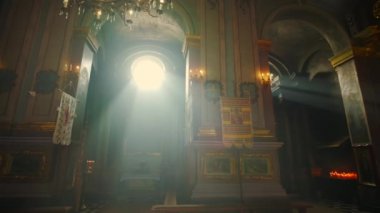 Güneş ışığı, Ortodoks Kilisesi 'ndeki azizlerin yüzlerini aydınlatır. Ivano 28 Ekim 2021 Ukrayna