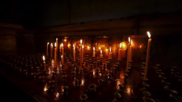 Vista de cerca. Velas encendidas en la iglesia ortodoxa. Mover cámara — Vídeos de Stock