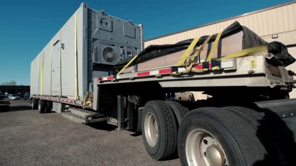 Expédition de fret. La charge est fixée sur la remorque du camion, pour le transport — Video