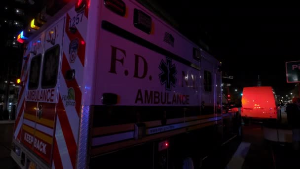 Luci del veicolo ambulanza lampeggiante sirena della polizia auto sul quartiere. New York 10 settembre 2021 USA — Video Stock