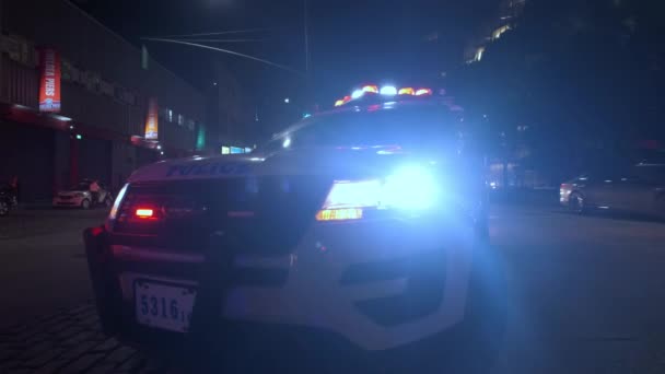 Politieauto lichten knipperen Politieauto sirene op de buurt. NY 10 september 2021 Verenigde Staten. — Stockvideo