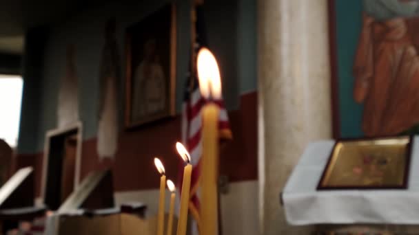 Kapatın. Ortodoks kilisesinde mumlar yanıyor. Kamerayı taşı — Stok video