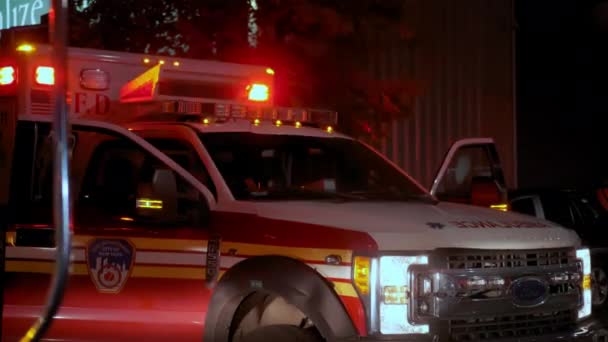 Světla sanitních vozidel blikají policejní sirénou v sousedství. široký pohled — Stock video