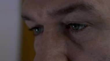 Kapatın. Gözlüklü Adam 'ın Gece Gözlüğü' nün yansıması, Yorgun İşadamı internet kullanıyor, internette geziniyor, hisse senetlerindeki iş dinamiklerini izliyor.