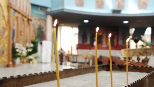 Közelről. Gyertyák égnek az ortodox templomban. Fényképezőgép felvétele — Stock videók