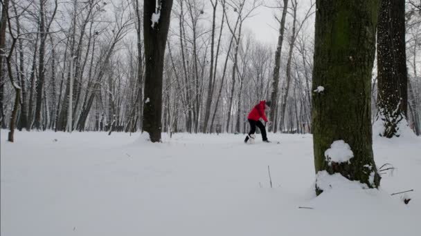 Facet bawi się z psem Jackiem Russellem w śnieżnym parku. Zwolniony ruch — Wideo stockowe