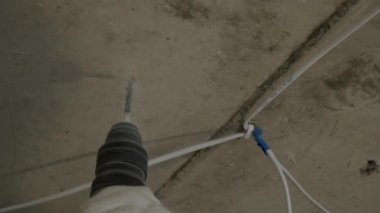 Bir delgiyle tavanın delinme görüntüsünü kapat