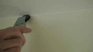 İşçilerin yakın plan çekimleri odadaki esnek tavanı gerer