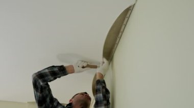 İşçilerin yakın plan çekimleri odadaki esnek tavanı gerer