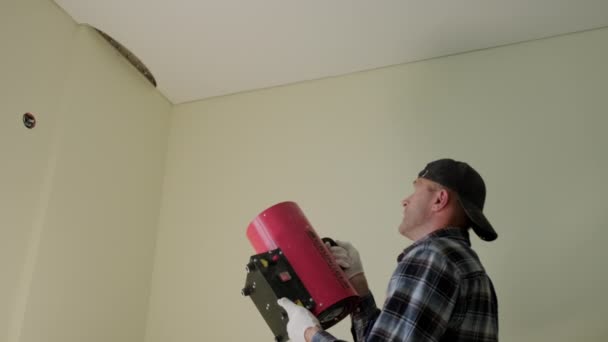 Workers stretch the stretch ceiling , heats the ceiling with a special device — Stock video