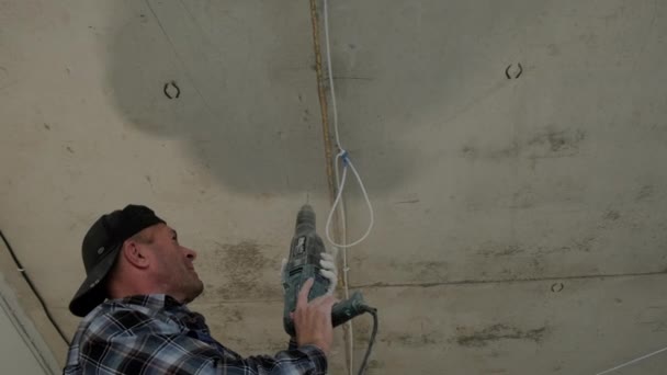 Perforación del techo por el trabajador con un perforador — Vídeos de Stock