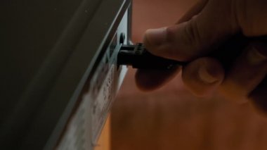 Güç kablosunu bir aygıta yerleştir