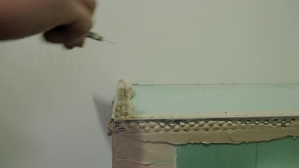 Close-up zicht op de hand van de meester klei de muur met een spatel. Huisrenovatie beeldmateriaal — Stockvideo
